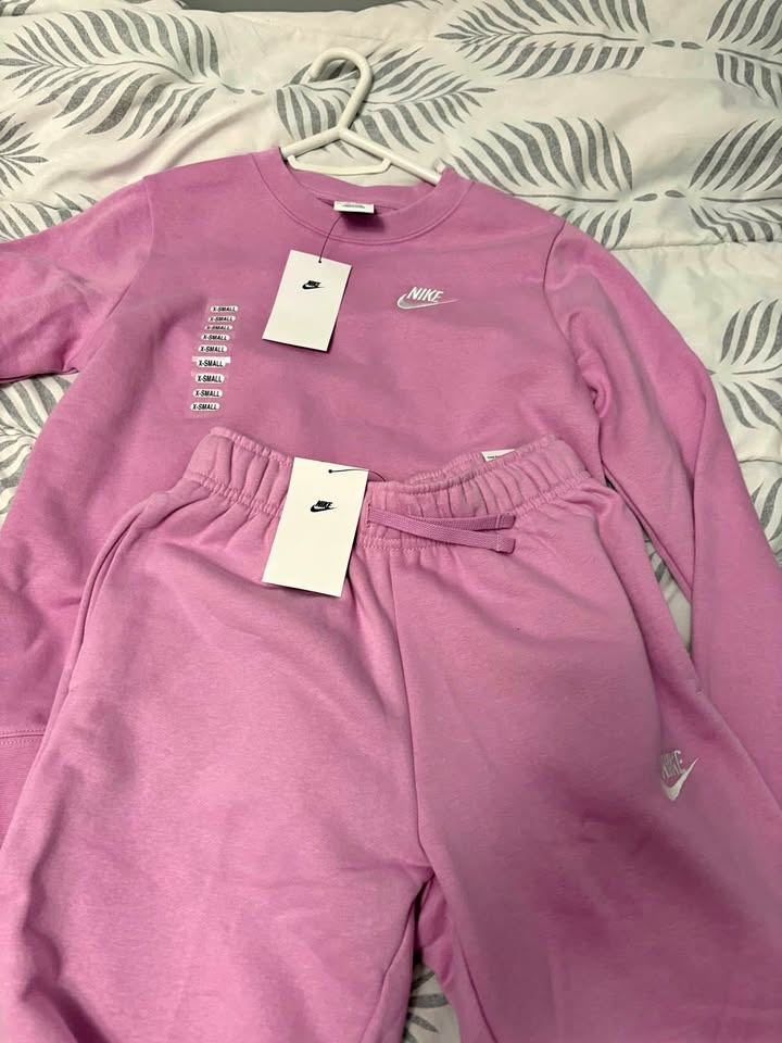 Nike tracksuit women’s
