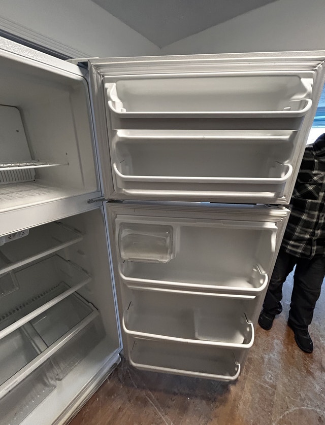 Frigidaire Refrigerator - photo 4