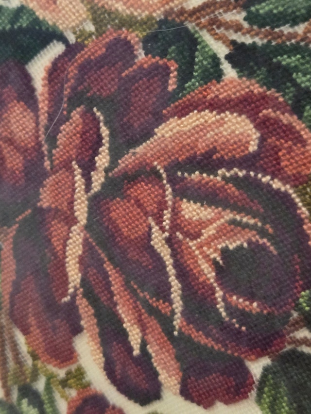Needlepoint Round Framed Picture of Roses 12.5" - photo 2