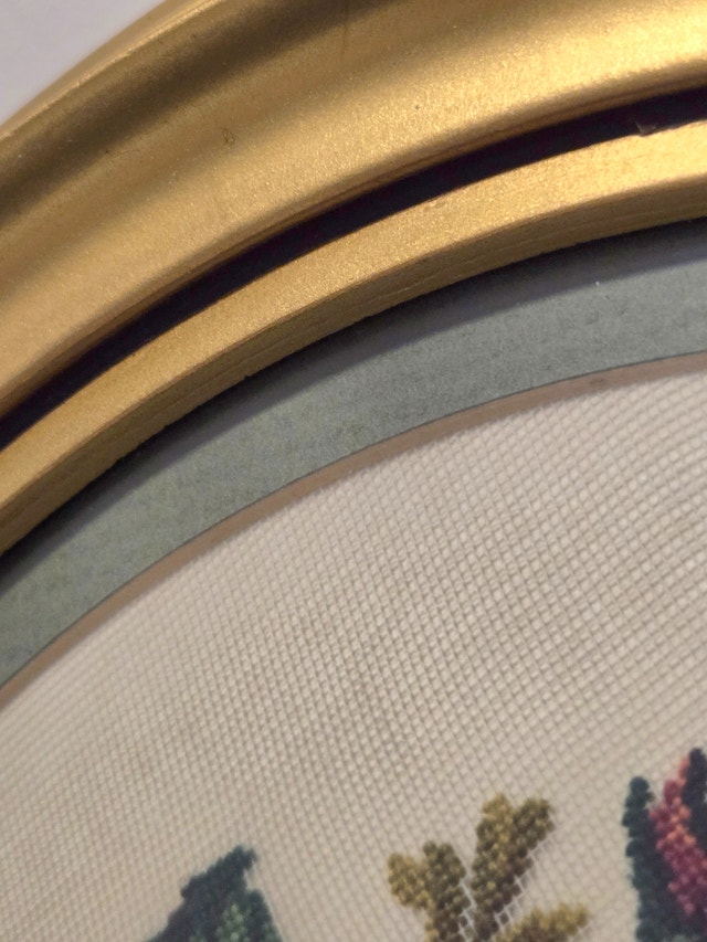 Needlepoint Round Framed Picture of Roses 12.5" - photo 3