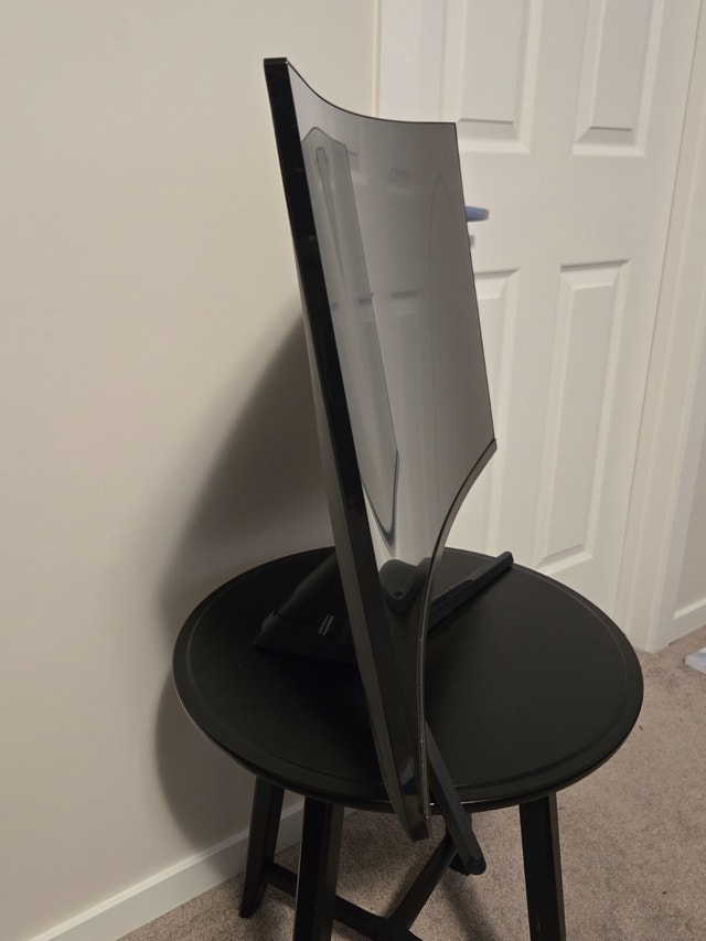 Samsung 32" Curved Monitor - photo 3