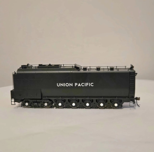 HO UP 4-6-6-4 Challenger Steam Loco #3985 w/DCC & Sound - photo 3