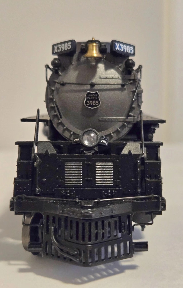 HO UP 4-6-6-4 Challenger Steam Loco #3985 w/DCC & Sound - photo 4