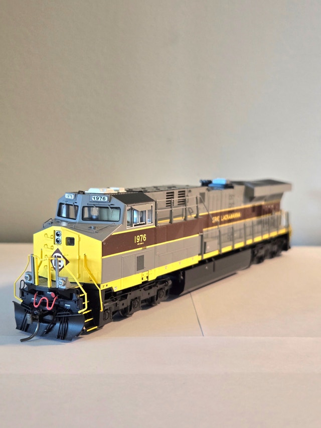 Erie Lackawanna HO scale ES44AC Locomotive car no1976 - photo 2