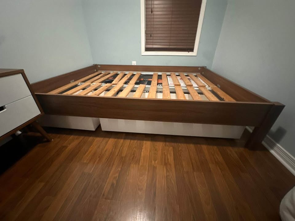 Walnut Queen Size tBed Frame - photo 3
