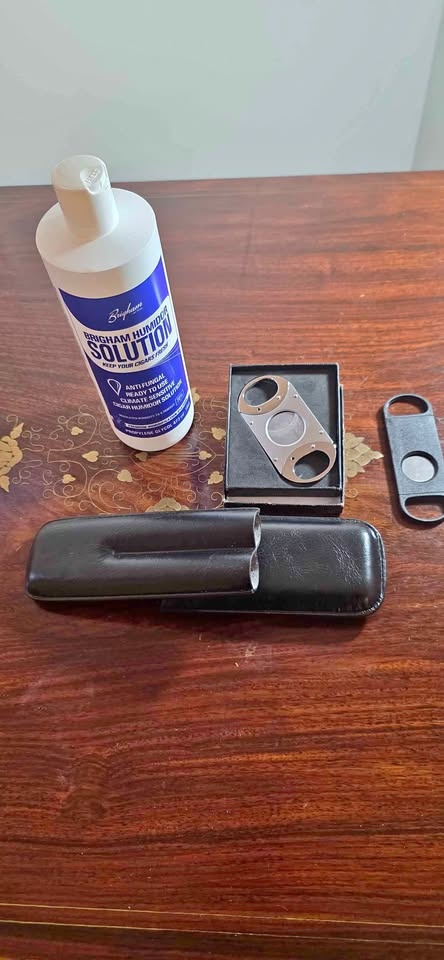 Leather Cigar Case + Cigar Cutter
