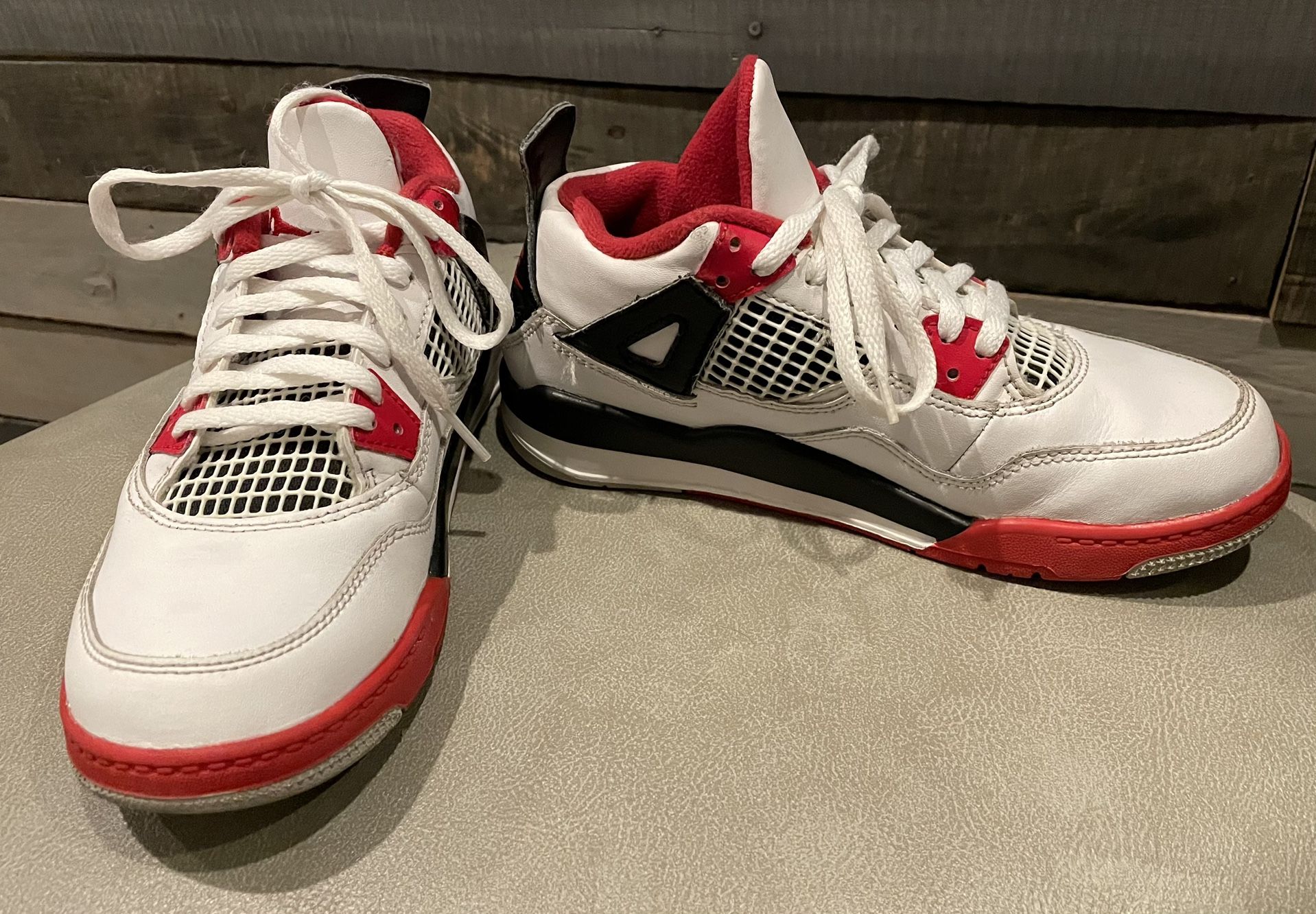Nike Air Jordan 4 Retro Fire Red 2020. Size 1.5 Youth Used condi - photo 4