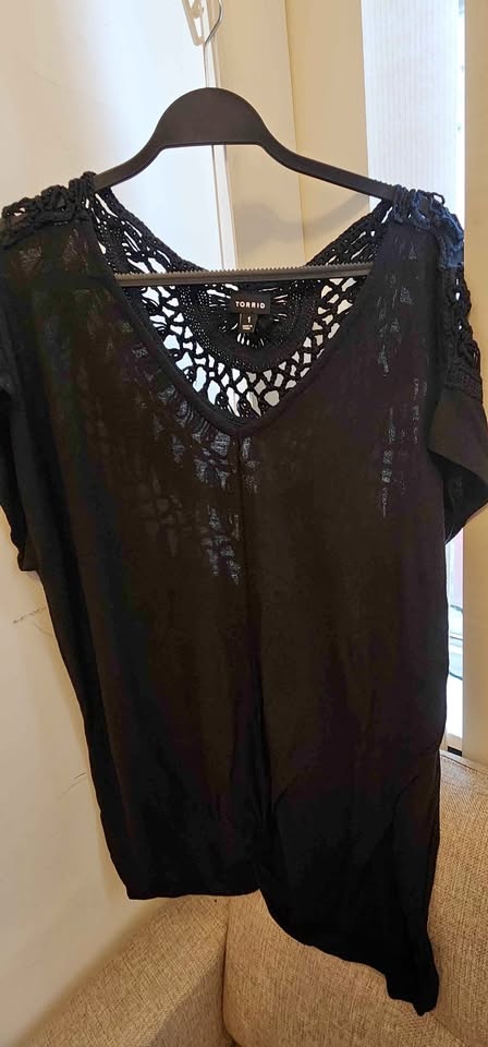 Torrid Knit V-Neck Twist Front Crochet Back top