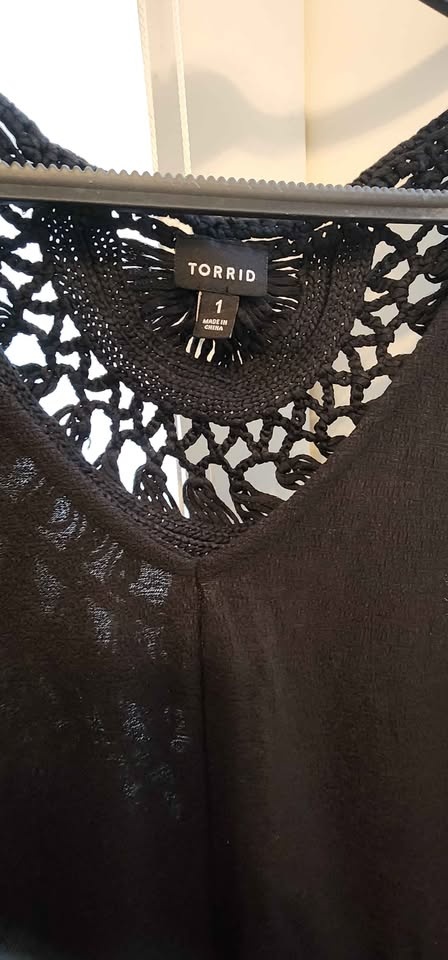 Torrid Knit V-Neck Twist Front Crochet Back top - photo 4