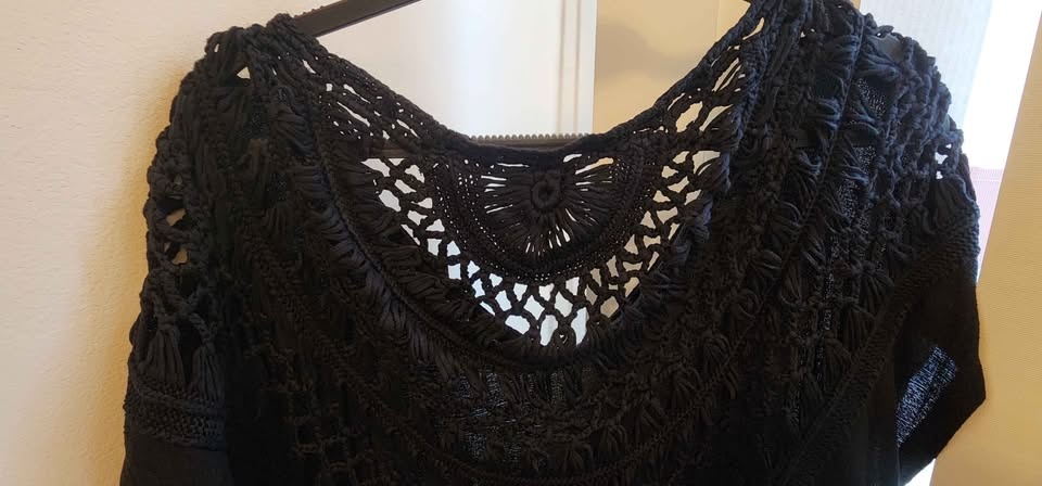 Torrid Knit V-Neck Twist Front Crochet Back top - photo 5