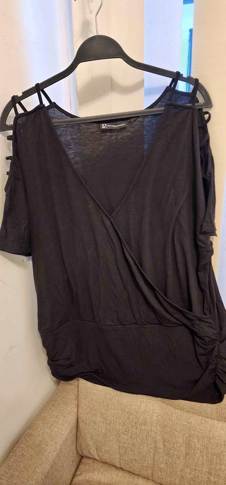 NY&Co V-neck wrap top