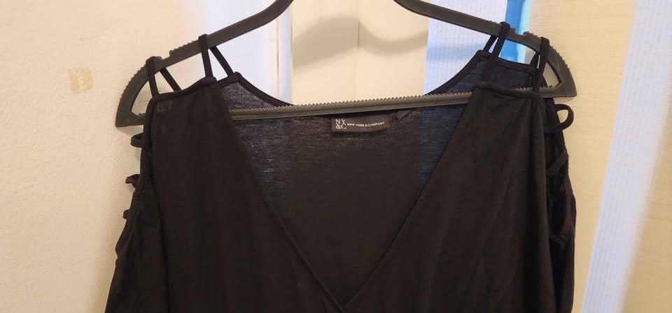 NY&Co V-neck wrap top - photo 2