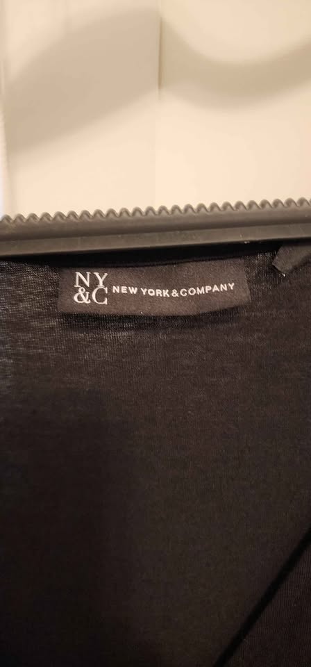NY&Co V-neck wrap top - photo 3