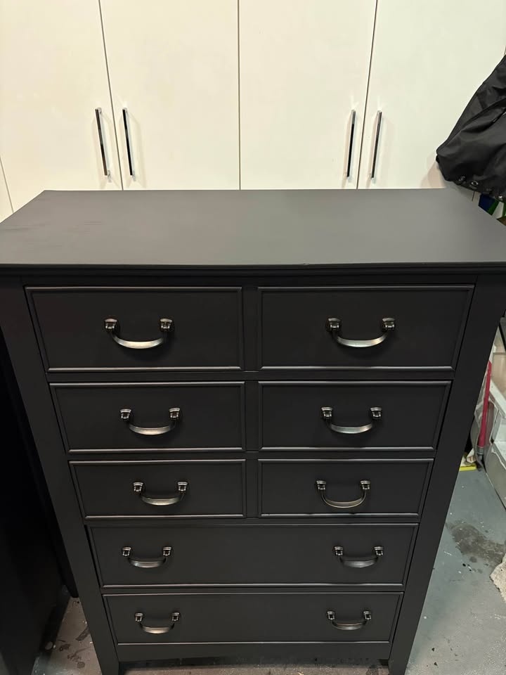 Beautiful upright storage chest with black handles - photo 2