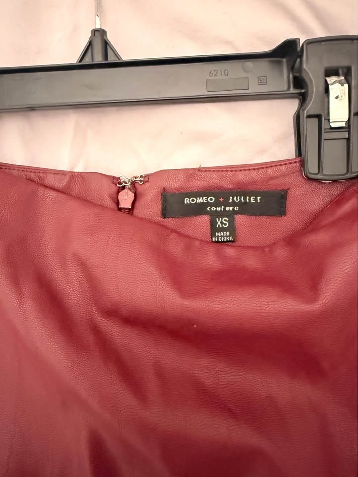 Romeo + Juliet Couture burgundy faux-leather pencil skirt (XS) - photo 3