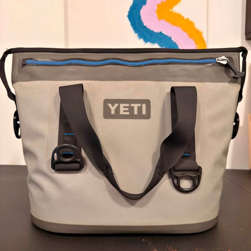 YETI Hopper Two 20 — Soft Cooler with arm strap GREAT CONDITION