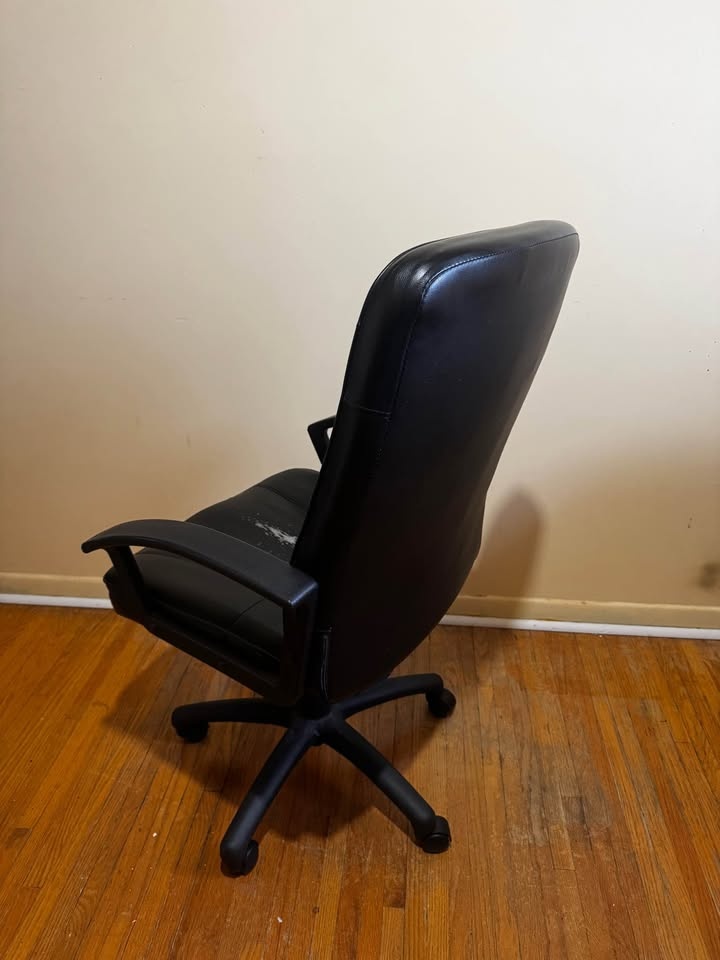 Mainstays Executive Ergonomic High Back Leather Office Chair - photo 4