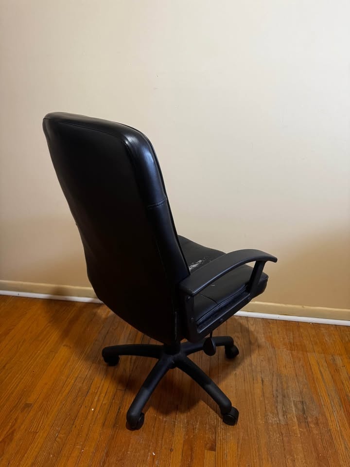 Mainstays Executive Ergonomic High Back Leather Office Chair - photo 5