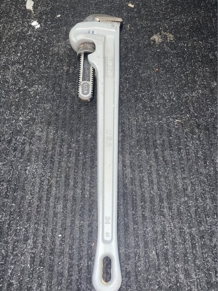 2 Rigid Aluminum Pipe Wrenches (18” & 24”) - photo 3