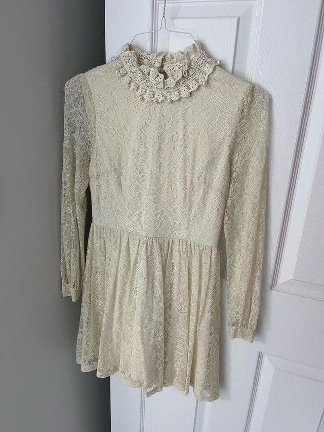 CREAM LACE DRESS. VINTAGE STYLE