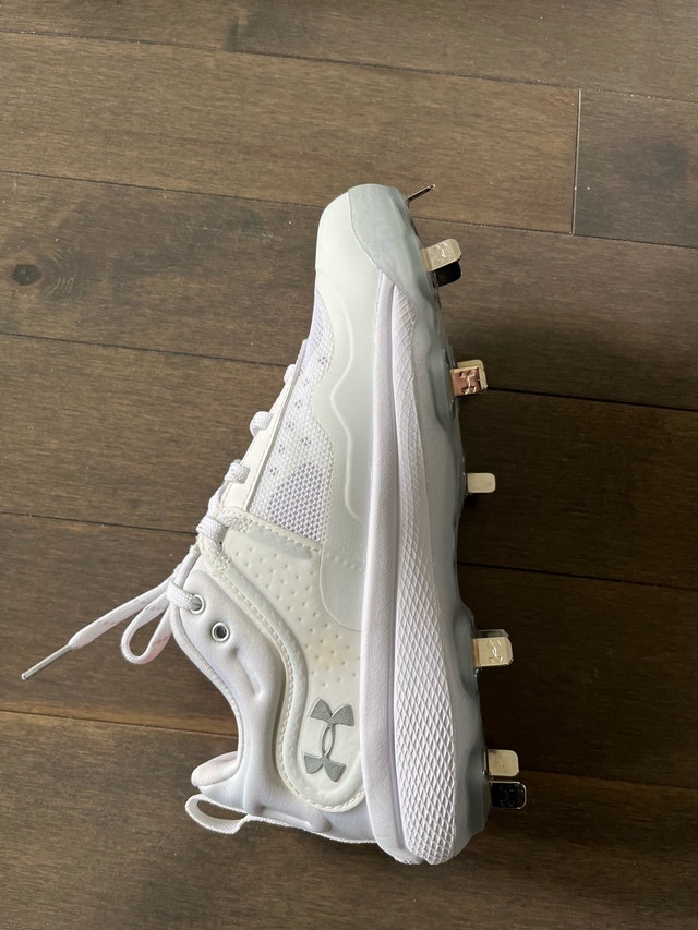 Women’s Under Armour Softball Shoes (NEW) - photo 2