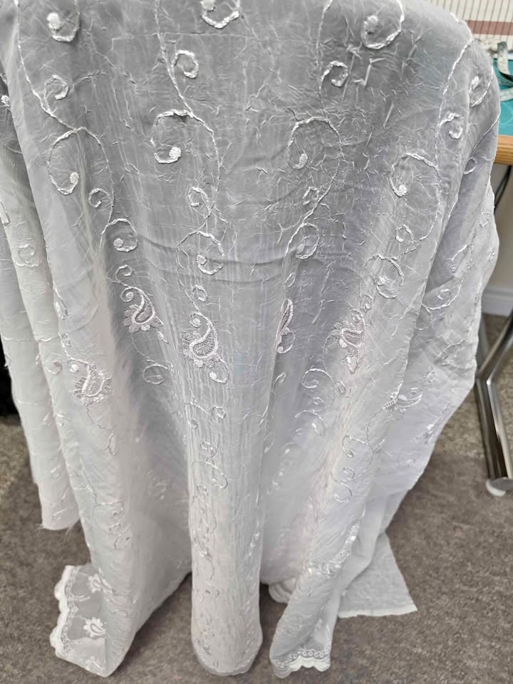 1.8 Meters Wide Width White Crinkle Embroidered Sheer Fabric wit