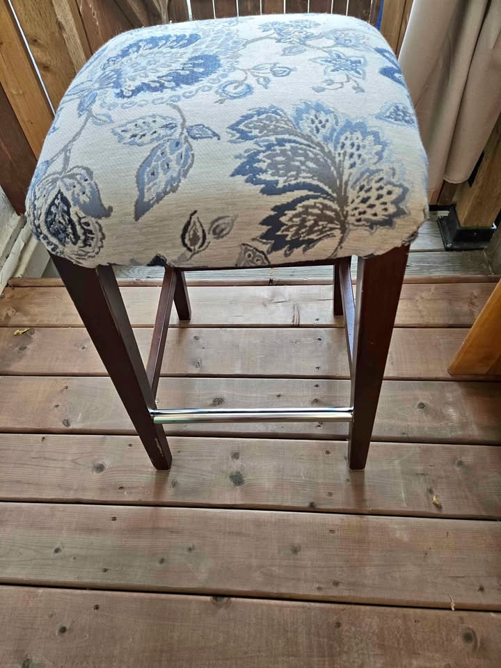 4 Stools