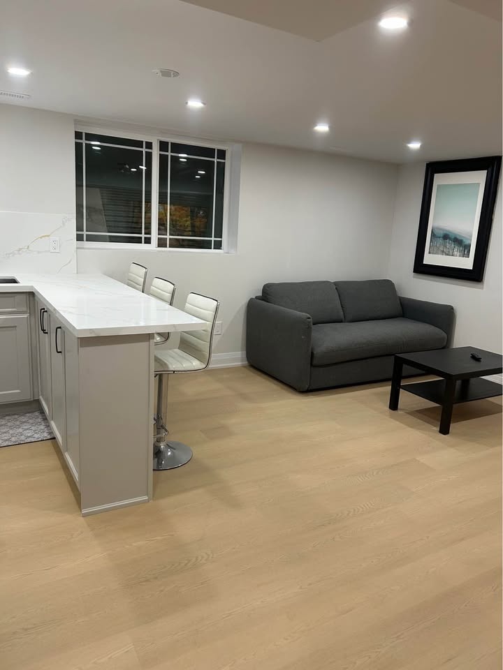 1 Bed 1 Bath - Apartment - photo 2