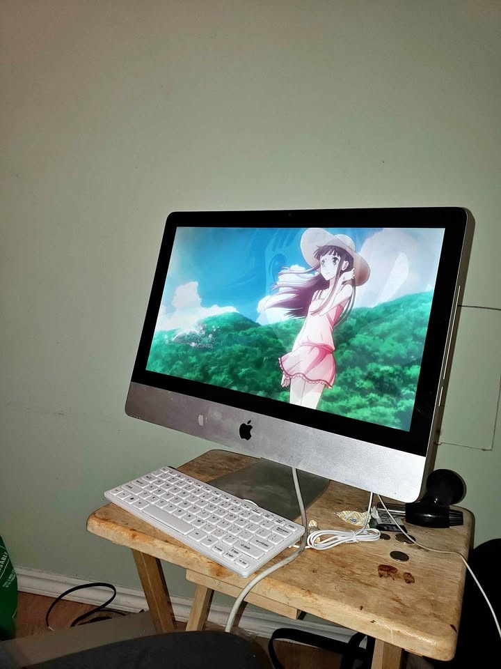 Mac computer w/mouse and keyboard