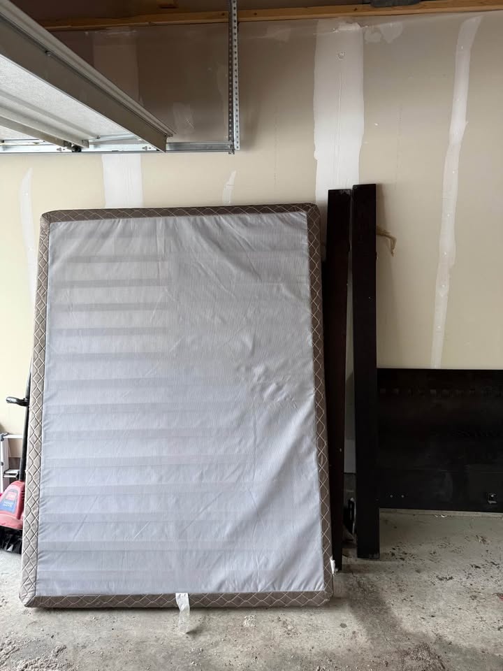 Queen bed frame - photo 2