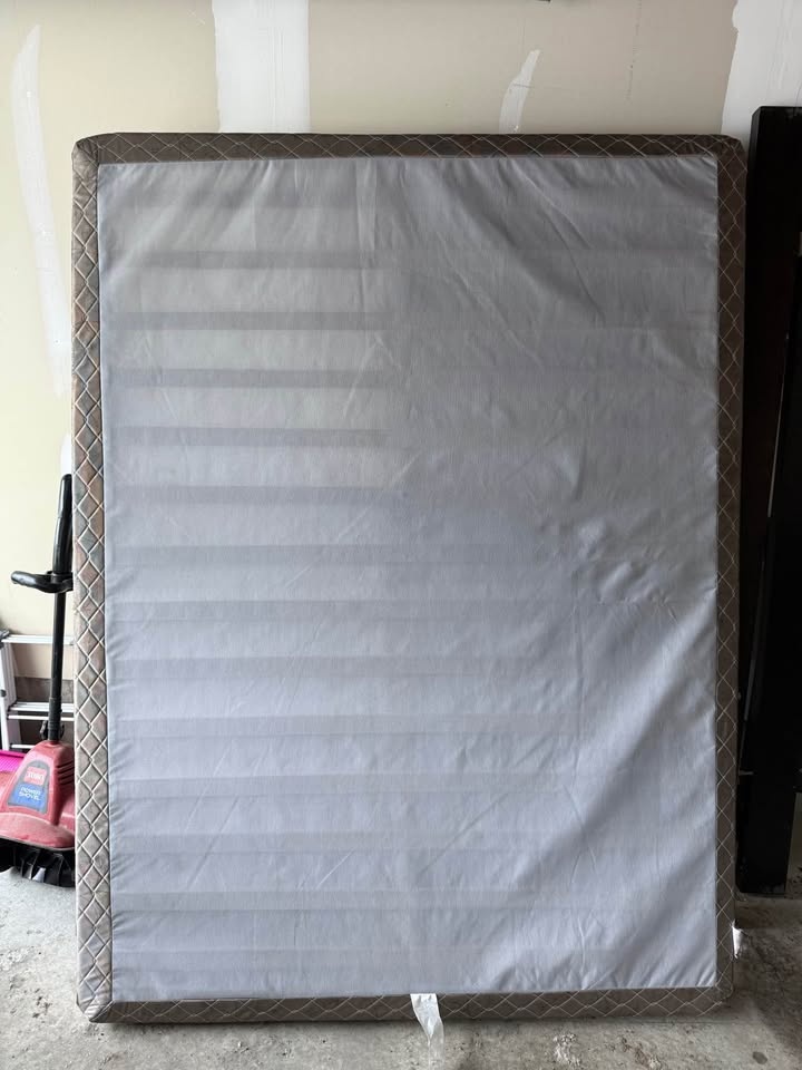 Queen bed frame - photo 5