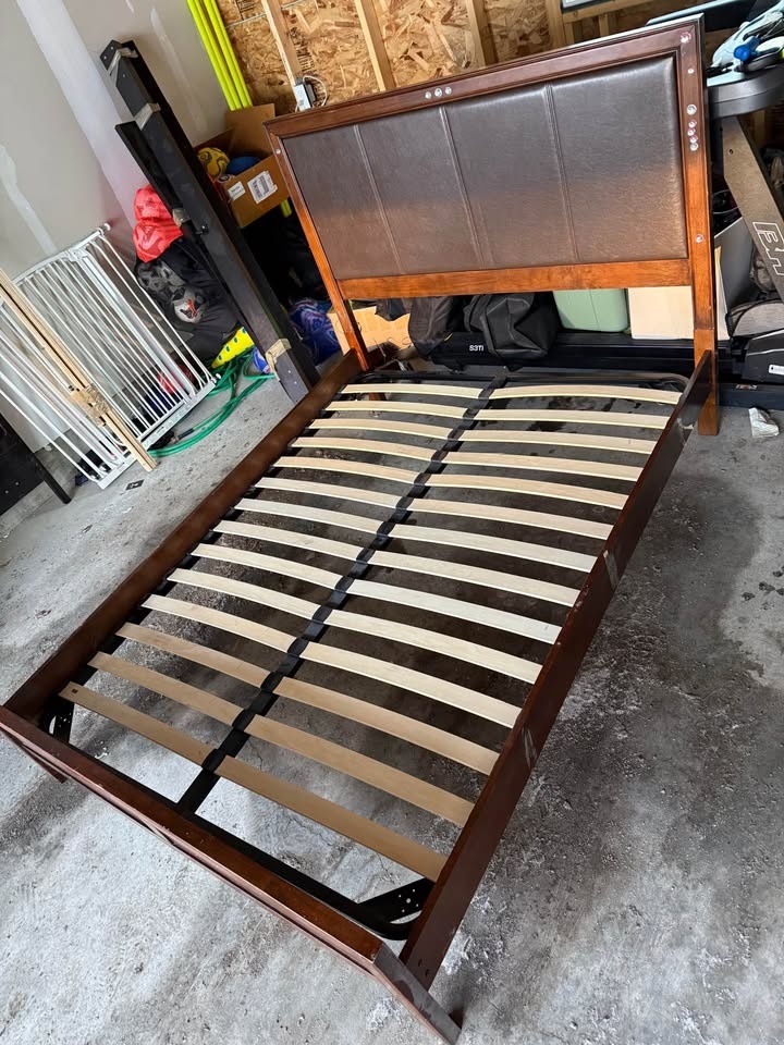 Queen bed frame - photo 2