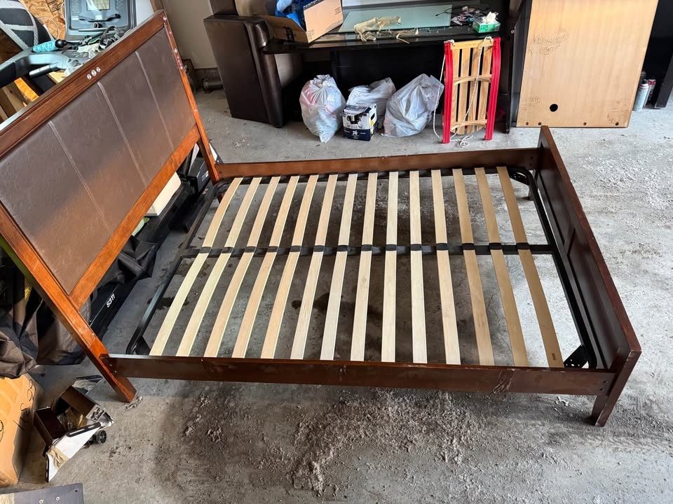 Queen bed frame - photo 3