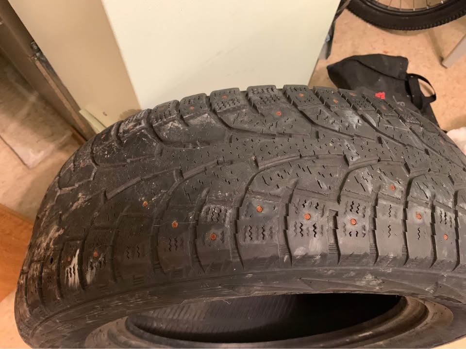 Hankook iPike Studded Winter Tire 235/65R17 104T in Good Conditi - photo 2