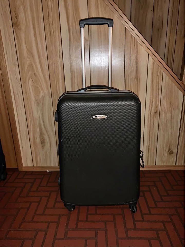 4 Travel Bags Suite Cases Luggage in Very Good Condition!