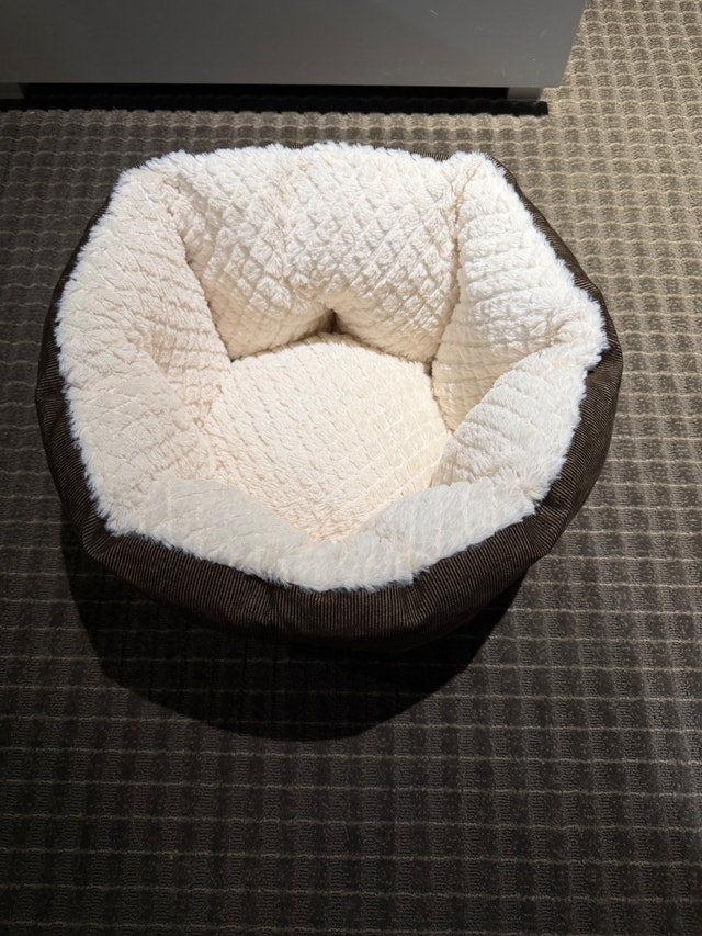 Plush Pet Bed, excellent condition