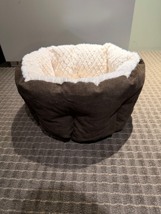 Plush Pet Bed, excellent condition - photo 2