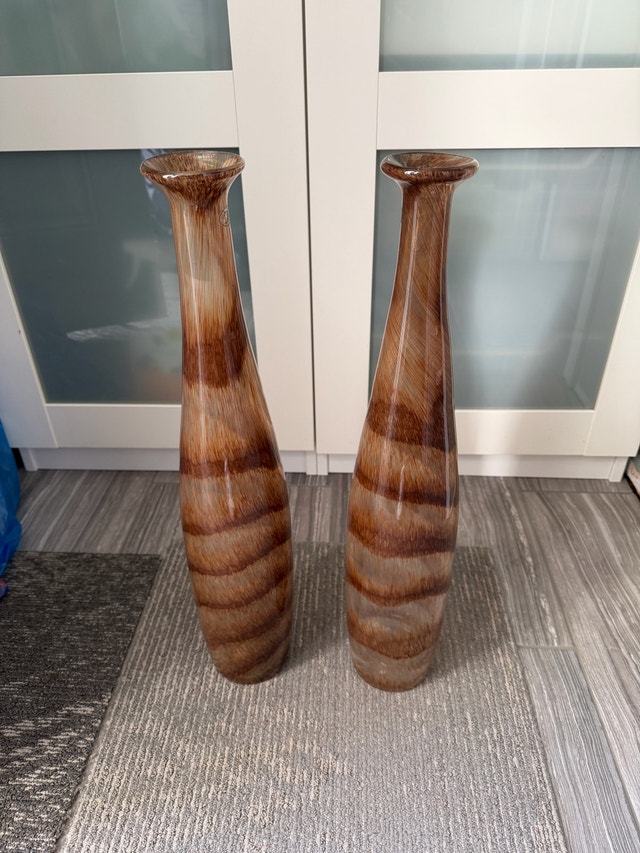 2 Glass vases, blown glass style