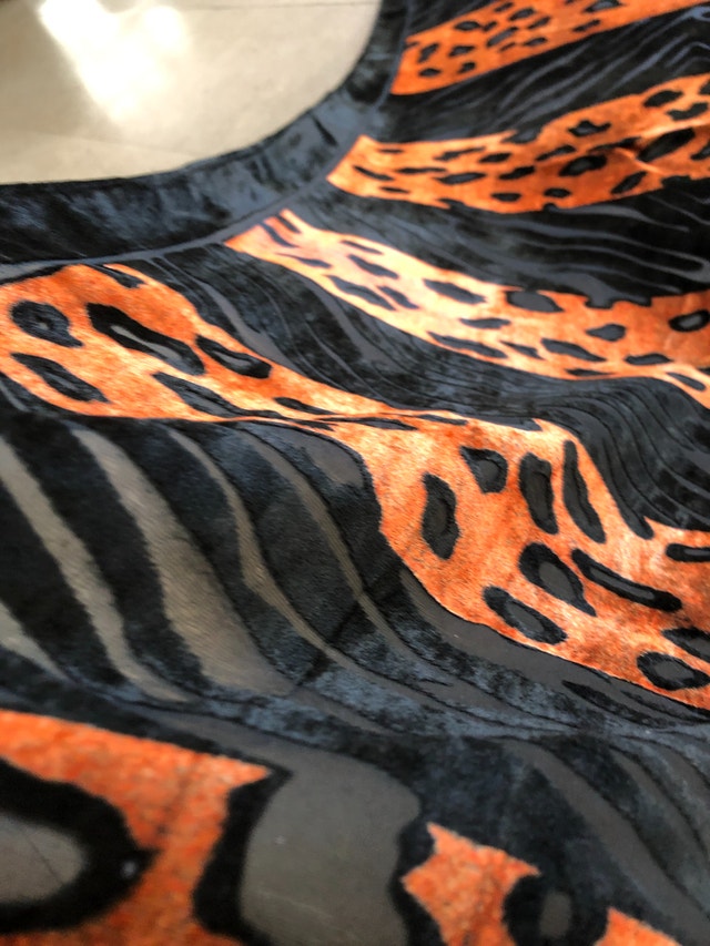 Gorgeous leopard and tiger print Black velvet and sheer scarf - photo 4
