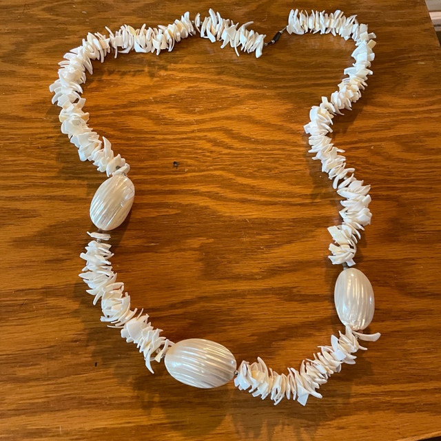 Vintage 1970s shell necklace - 28"