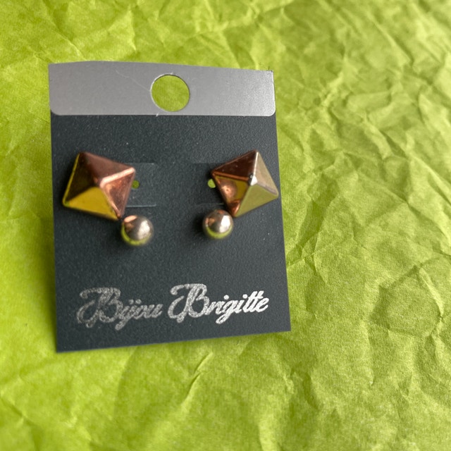 3 pairs of cute earrings 2 studs and 1 ball-pierced ears - photo 4