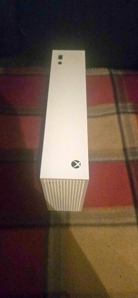 Xbox Series S +2 controllers +2 rechargeable battery packs