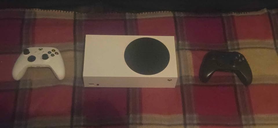 Xbox Series S +2 controllers +2 rechargeable battery packs - photo 4