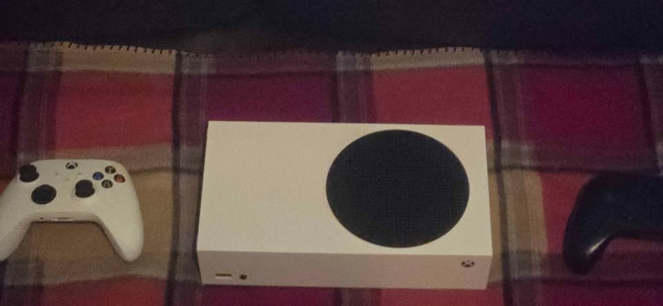 Xbox Series S +2 controllers +2 rechargeable battery packs - photo 5