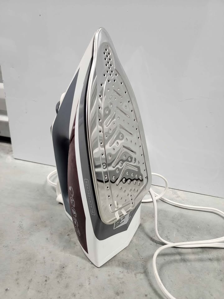 BLACK+DECKER Digital LED Iron, Silver/Blue - photo 2
