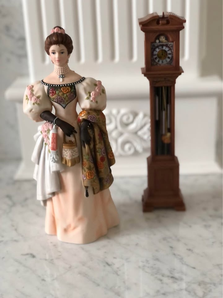 Avon Mrs Albee Figurines from 1999-2015 - photo 2