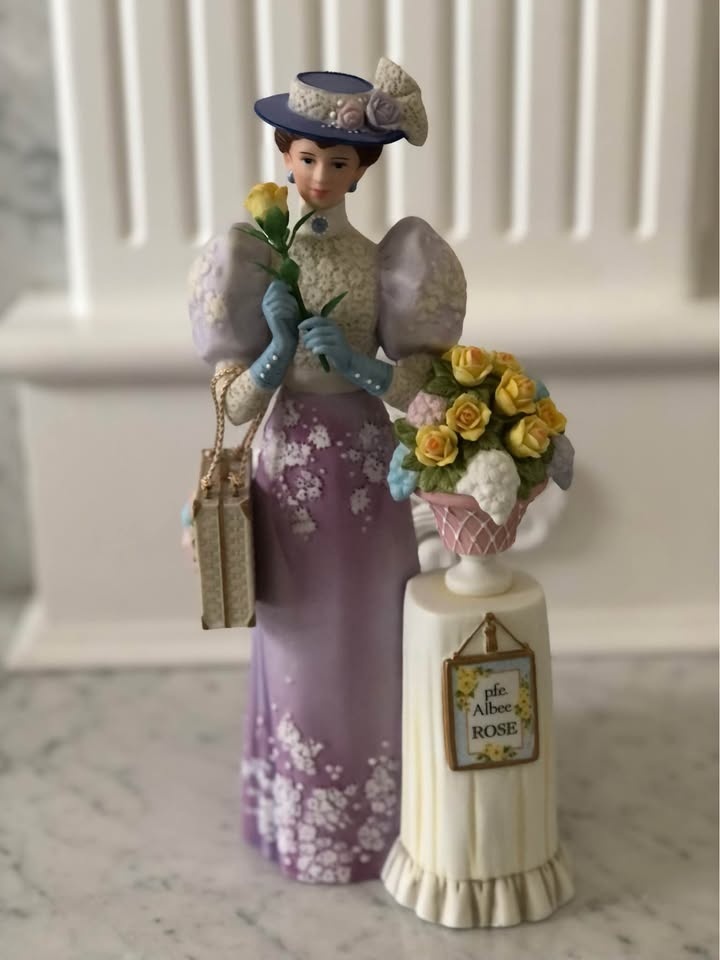 Avon Mrs Albee Figurines from 1999-2015 - photo 3