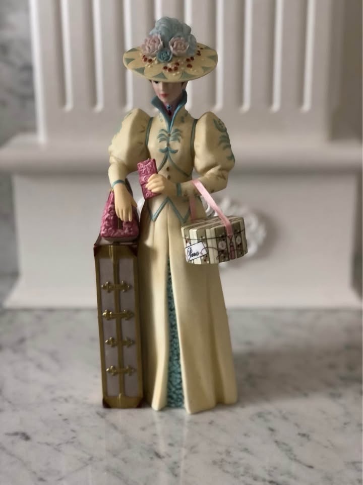 Avon Mrs Albee Figurines from 1999-2015 - photo 4