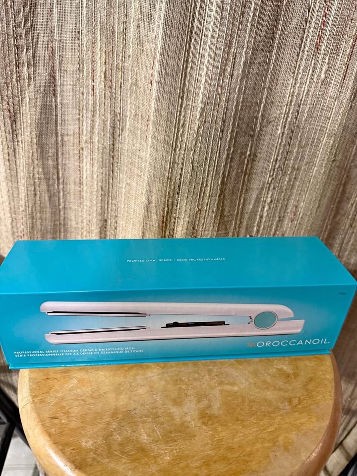 Brand new Moroccan oil flat iron