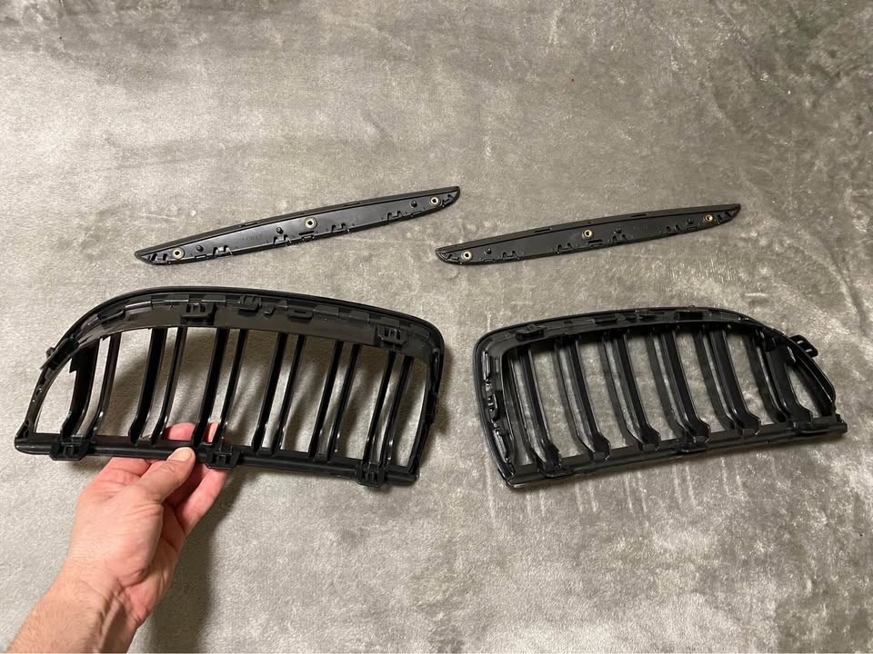 BMW 3-Series E90 E91 Front Grill 2005-2008 Glossy Black - photo 2